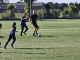Laatste training S.K.N.W.K. JO8-1 (partijtje tegen de ouders) van maandag 2 juni 2025 (11/123)